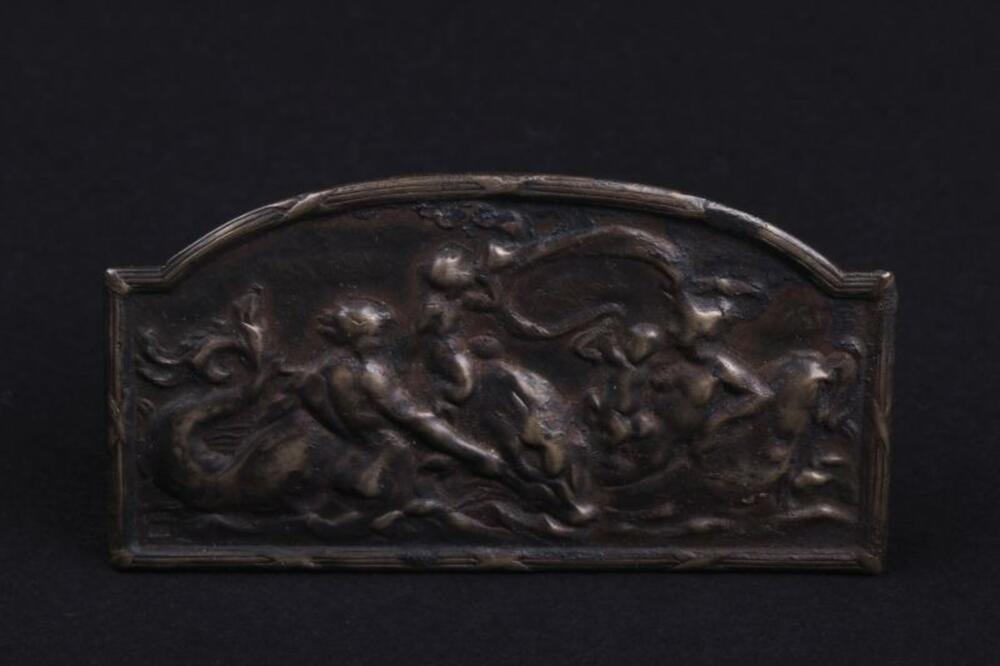 Broche in zilverkleurig metaal versierd met zee tafereel