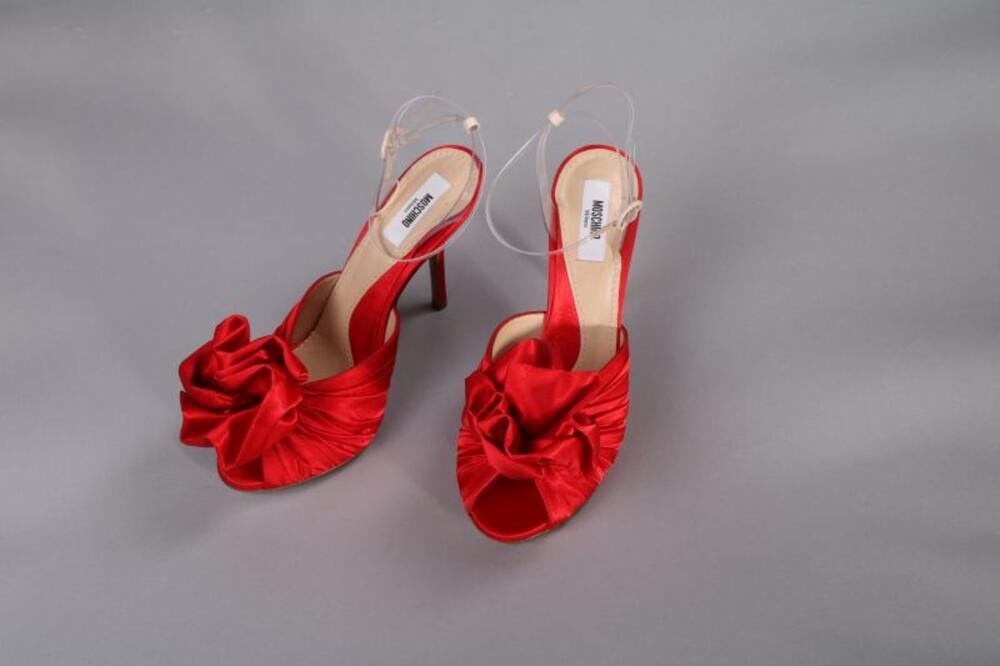 Sandalen in gedrappeerde rode satijn