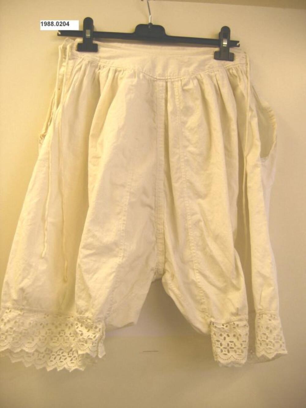 Witte onderbroek met pijpen afgewerkt met broderie anglaise
