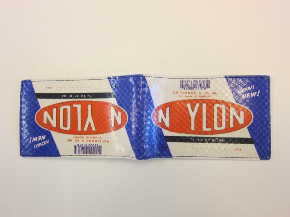 Portefeuille in wit leer met reclameprint