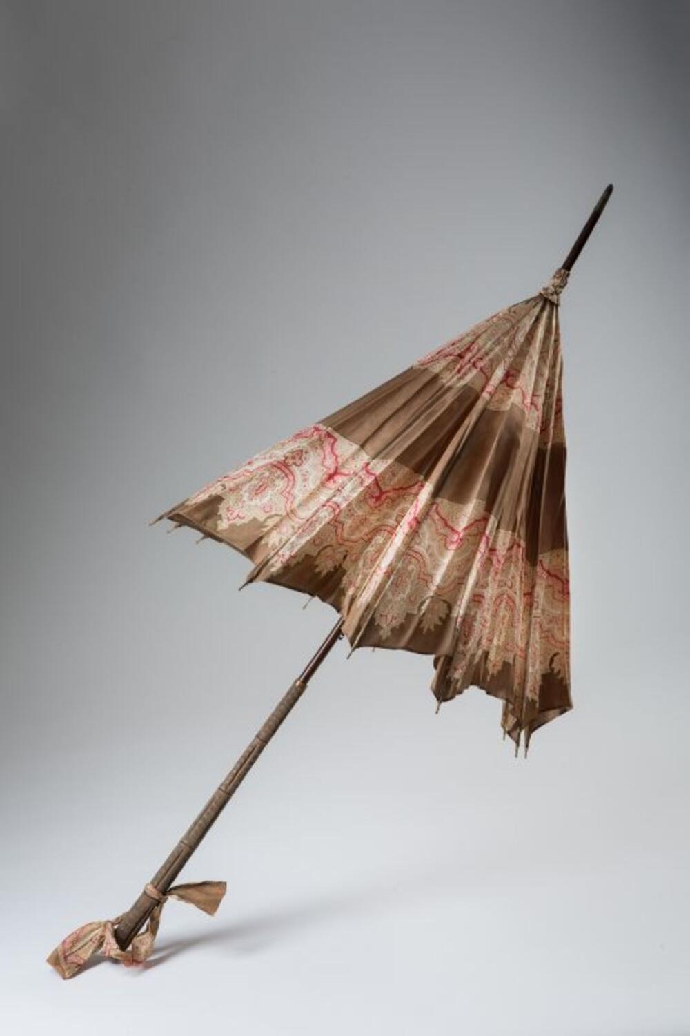 Parasol in groenbruine zijde bedrukt met paisley motieven in ecru en rood