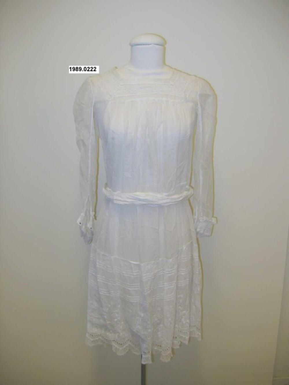 Jurk in wit katoen versierd met broderie anglaise en kant