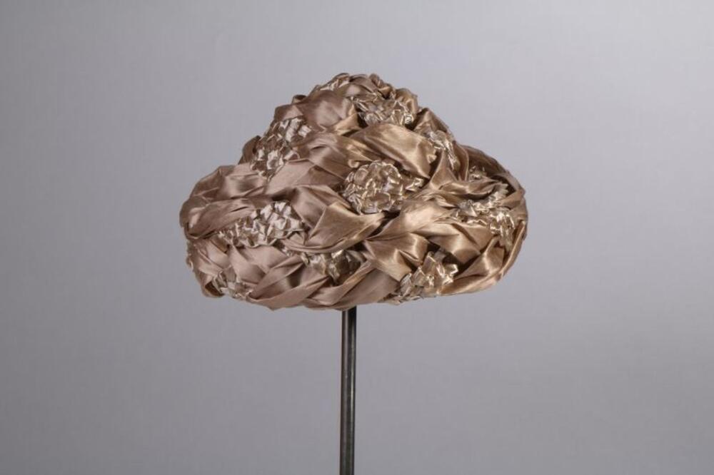 Hoed in smalle en brede stroken beige raffia