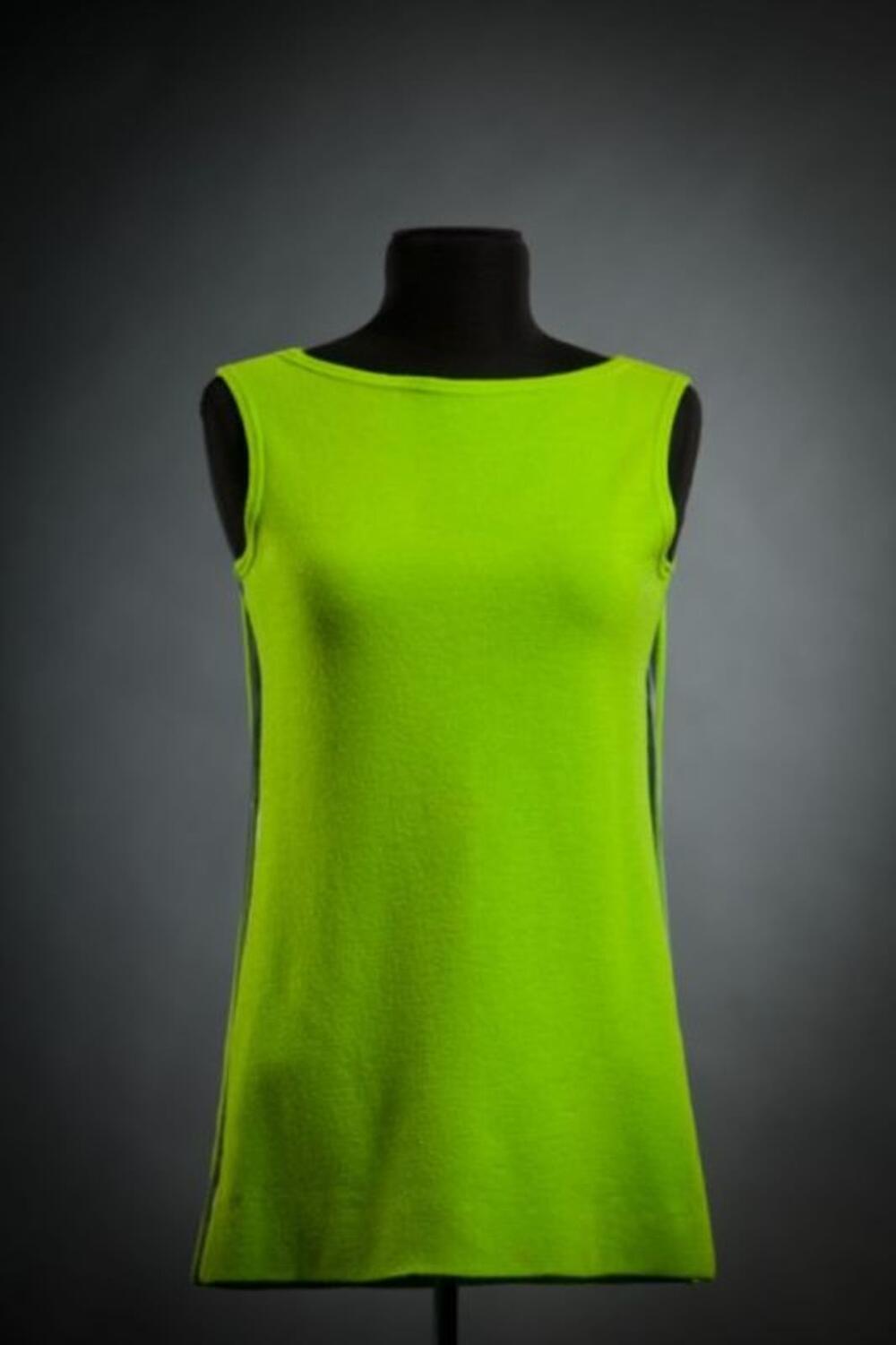 Minijurk in gifgroen tricot met zijpanden in PVC