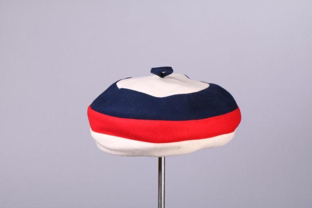 Baret in wit, blauw en rode vilt