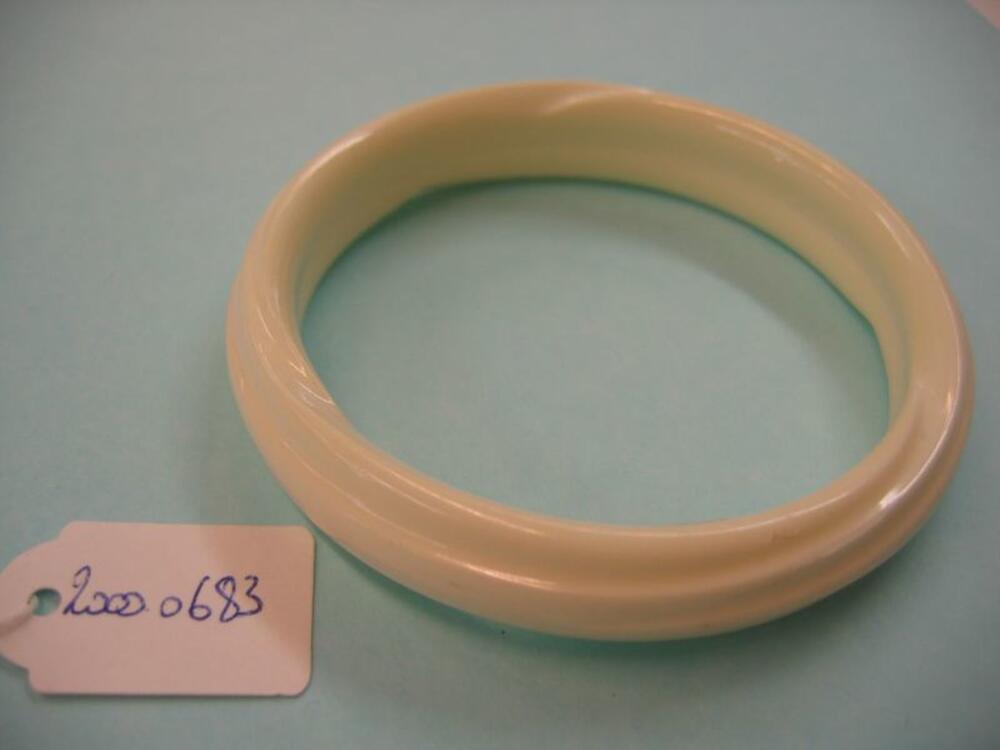 Armband in wit plastic met nerven
