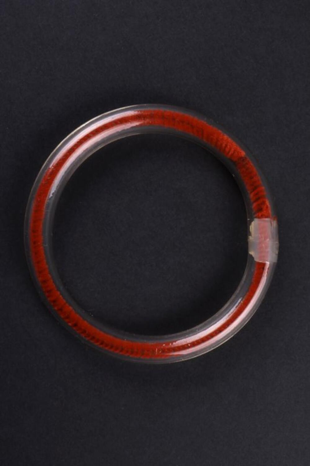 Armband in transparante plastic gevuld met rode chenile