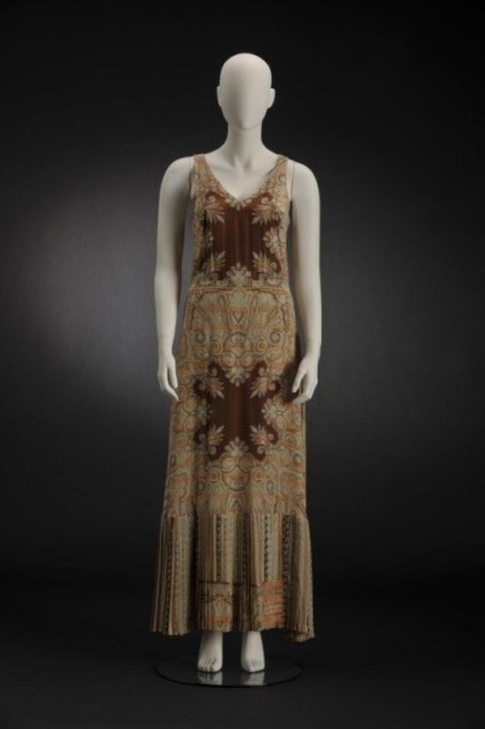 Beige jurk met bladvormige motieven