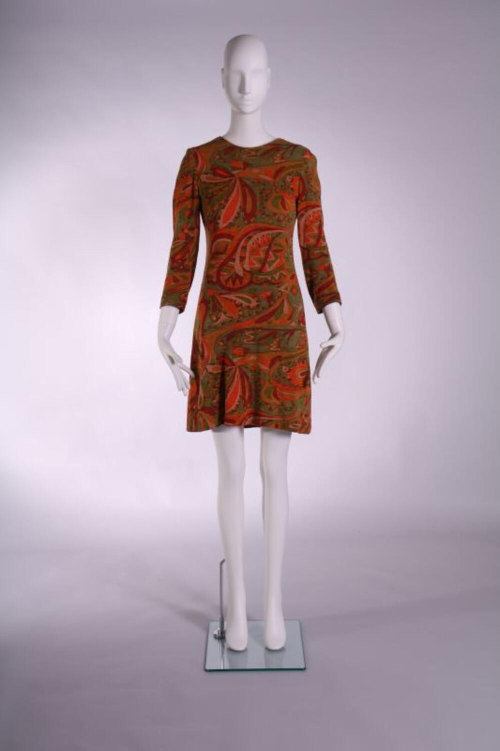 Jurk in oranje en groen gekleurd tricot