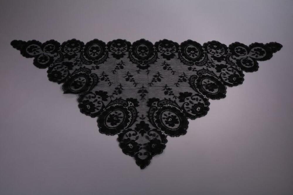 Zwarte driehoekige mantilla in machinale kant
