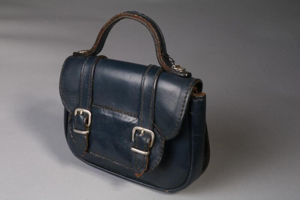 Handtas in donkerblauw leer met korte handvat