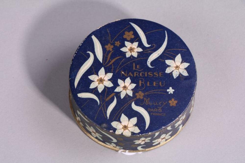 Blauwe poederdoos in karton met witte bloembedrukking