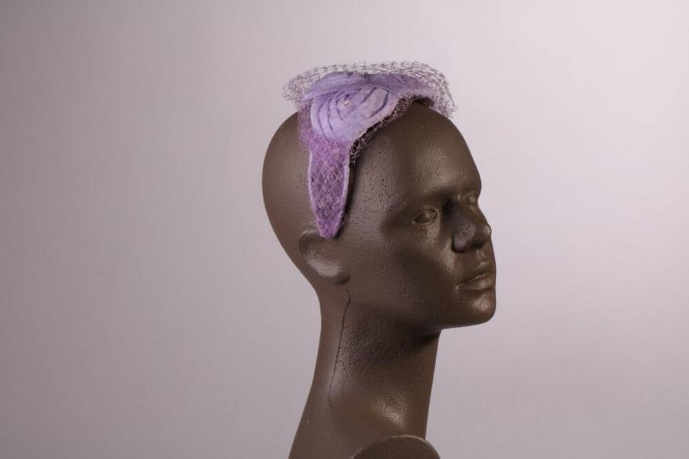 Hoed in lichtpaarse nylon met lichtpaarse voilette