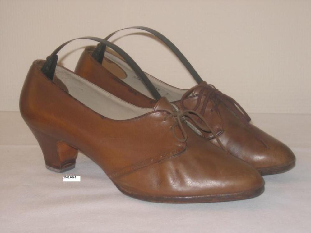 Veterschoenen in cognackleurig leer met halfhoge hak