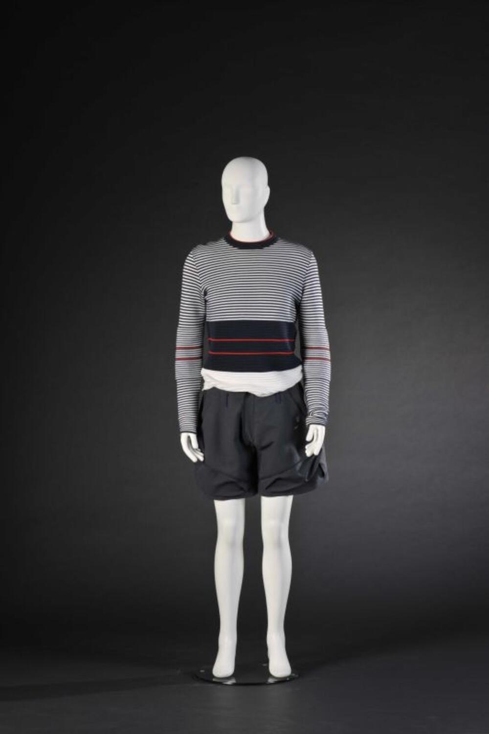 Ensemble bestaande uit blauwe, korte broek en blauw-wit-rood gestreepte trui