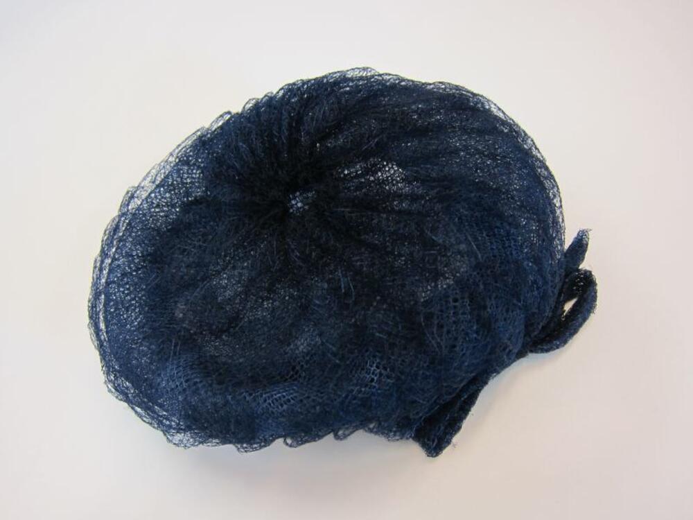 Hoed in blauwe tule met strik