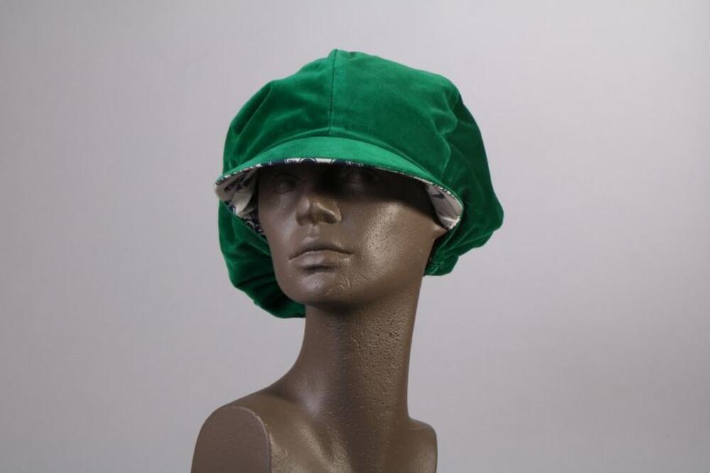 Pet in groene fluweel met fel gekleurde voering