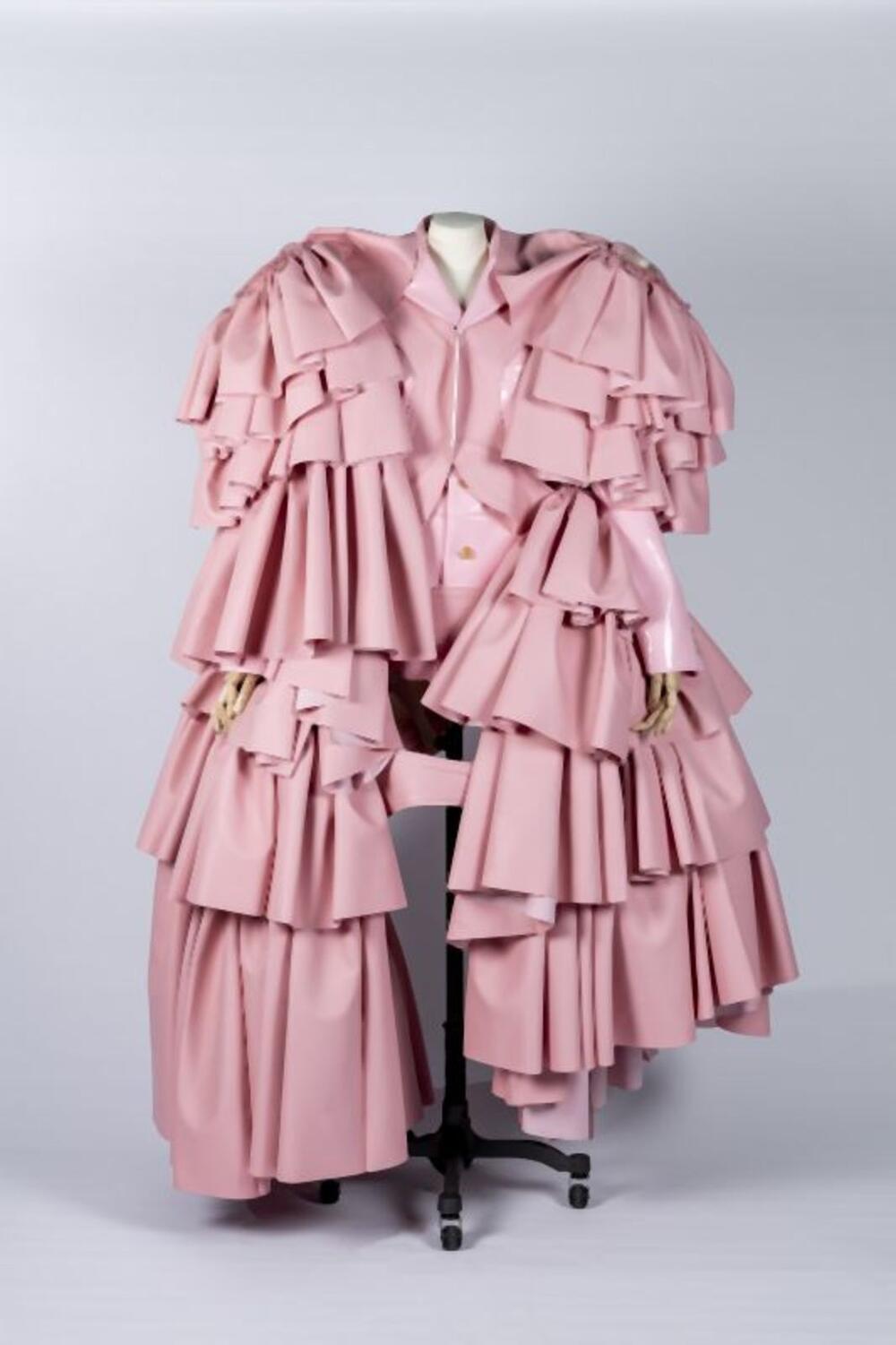 Poederroze ensemble uit imitatieleer en PVC