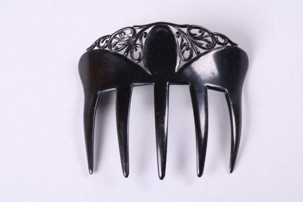 Haarkam in zwart plastic