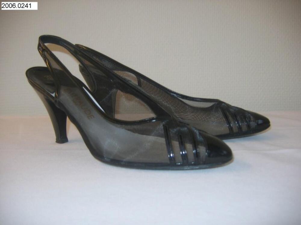 Halfopen schoenen in zwart nylon gaas en lakleer