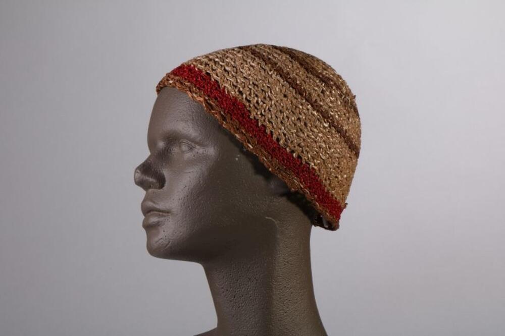 Muts in beige, bruin en rood gehaakte synthetische weefsels