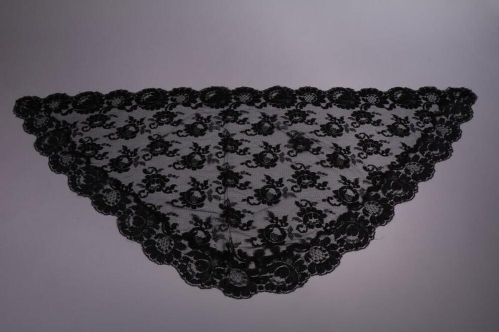 zwarte driehoekige mantilla in synthetische kant