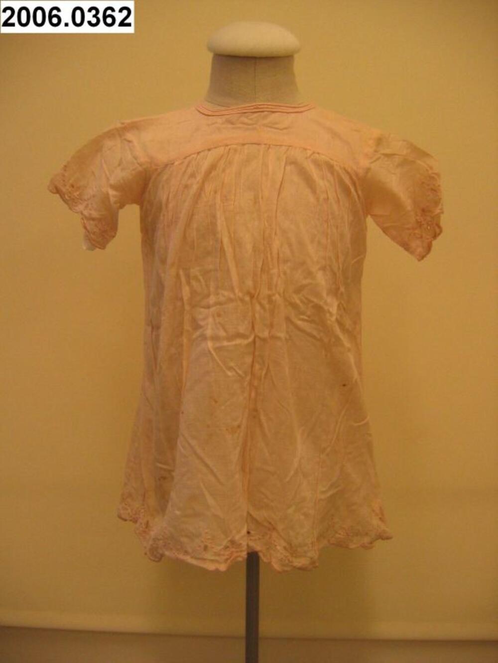 Jurk in roze katoen versierd met broderie anglaise