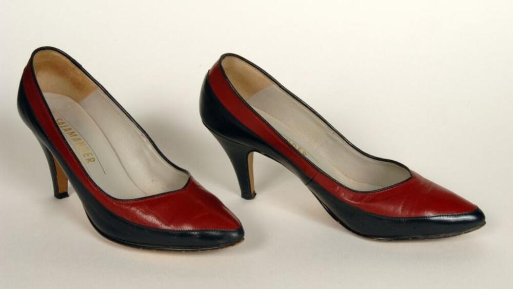 Pumps in rood en zwart leer