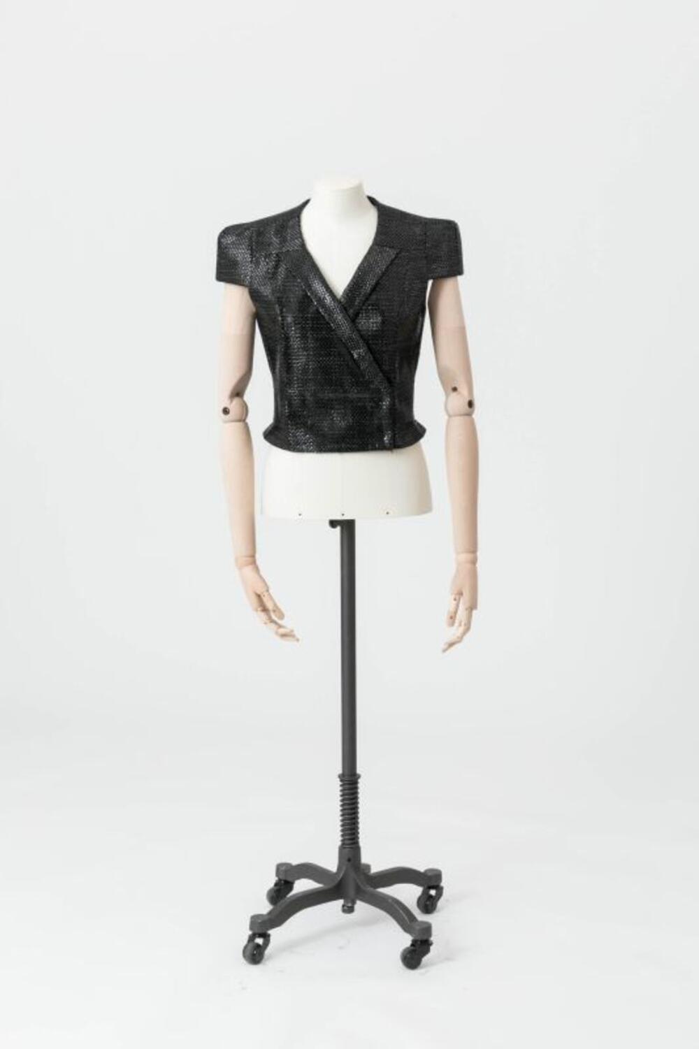 Zwart glanzend kort vest in synthetische raffia.