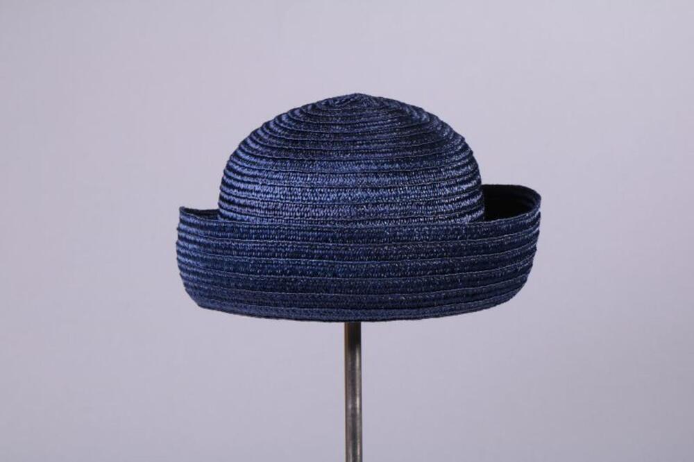 Hoed in blauw stro