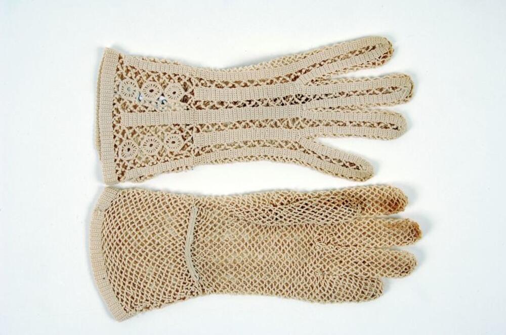 Handschoenen in ecrukleurig haakwerk
