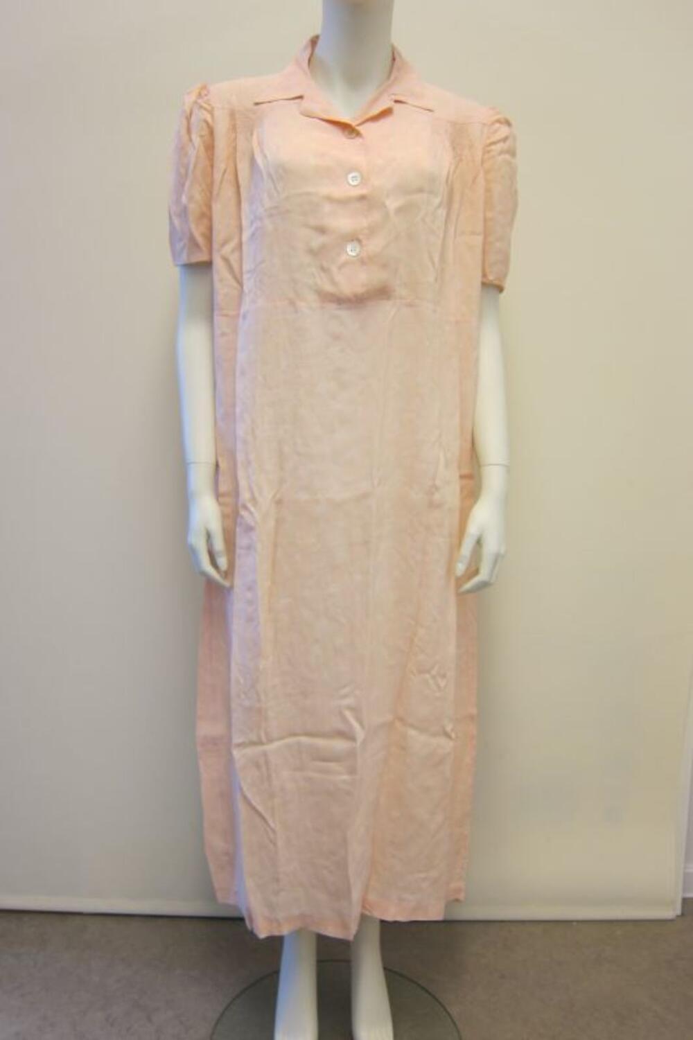 Nachtjapon in roze nylon met fijne witte bloembedrukking