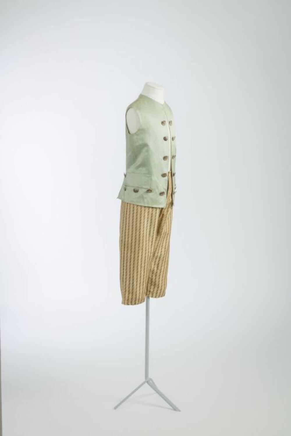 Ensemble bestaande uit gilet in watergroene zijde met beige gestreepte broek
