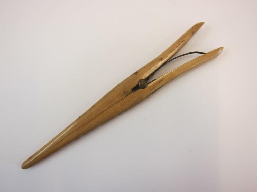 Handschoenentang in gevernist hout