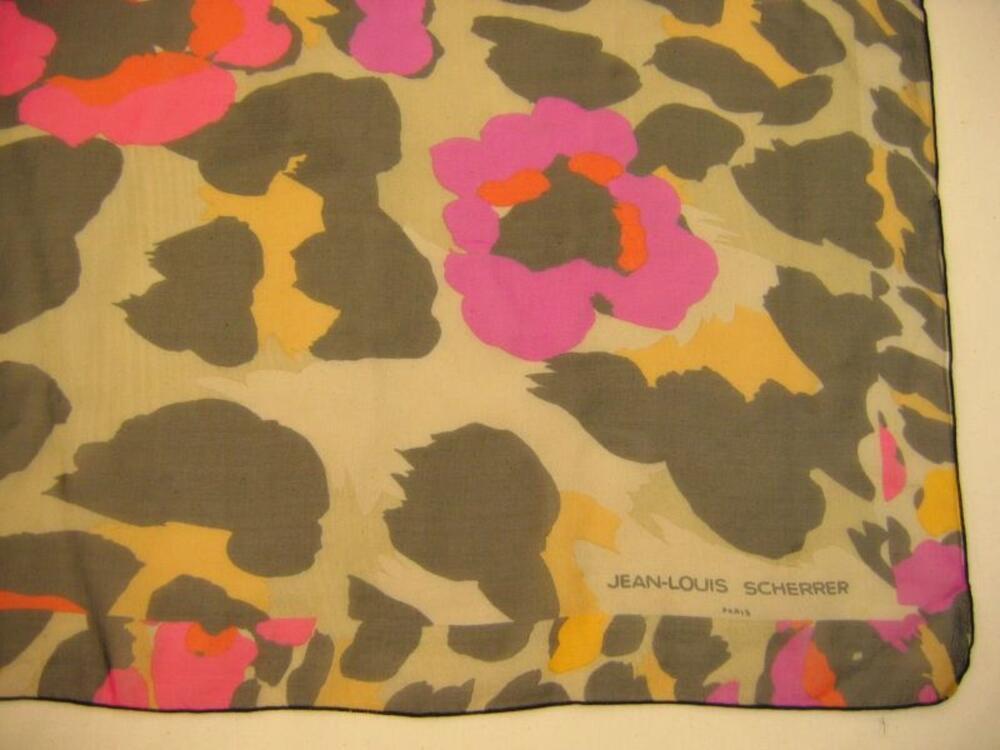 Foulard in ecru zijde met gele, zwarte en fuchsia tekening