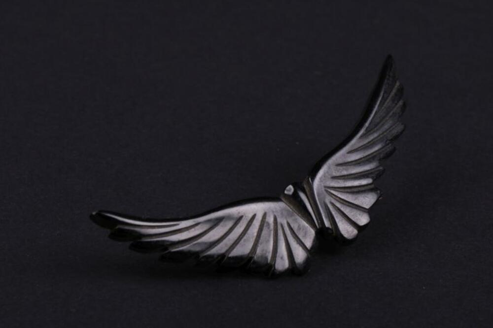 Broche in zwart git in vorm van vogel