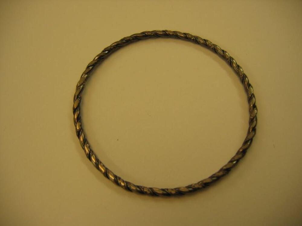 Smalle armband in gedraaid zilver