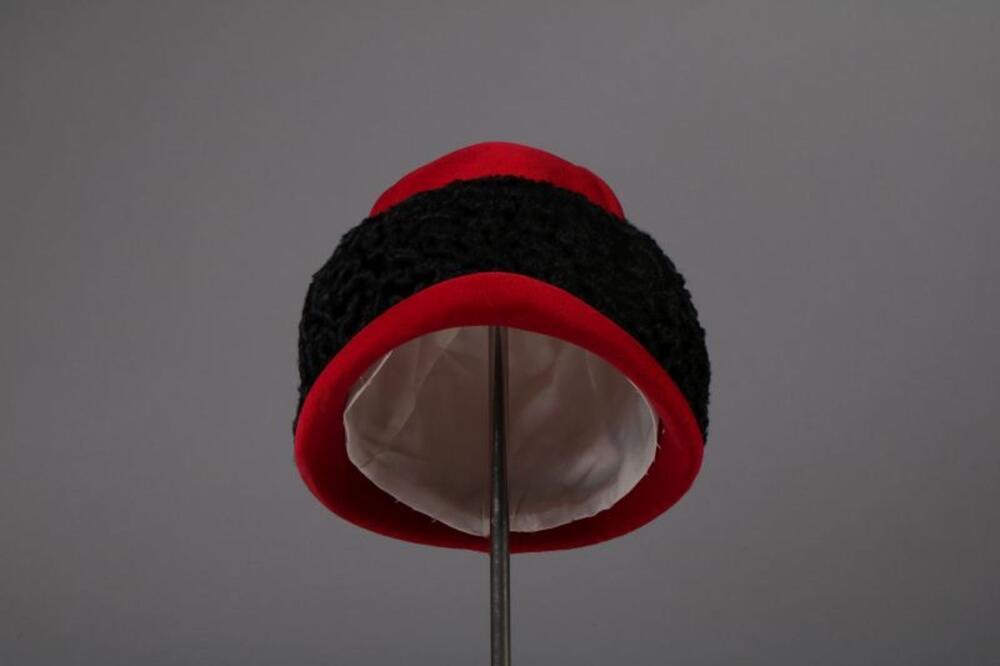 Hoed in rood fluweel