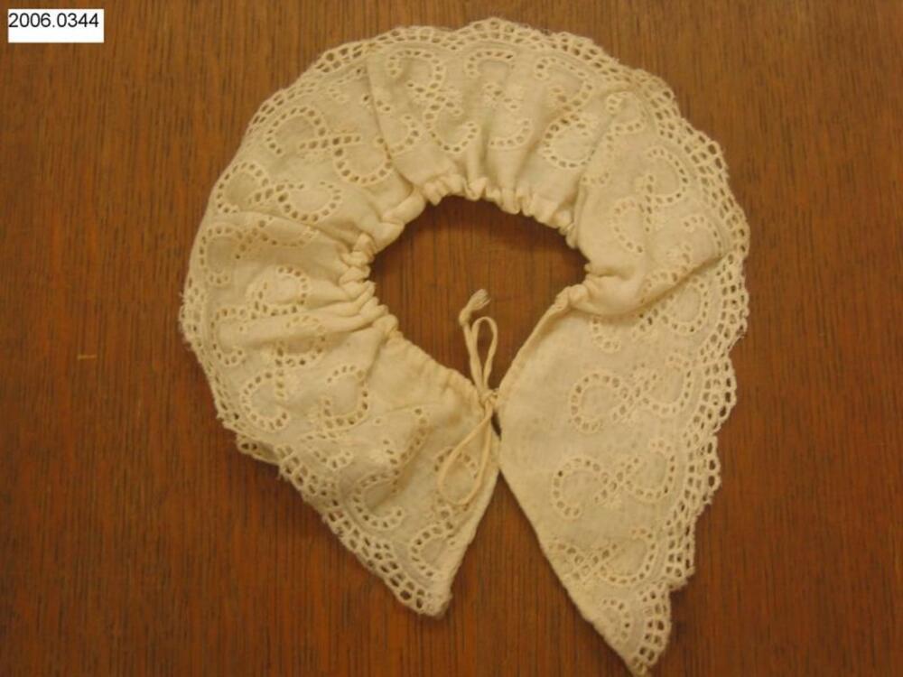 Kraag in wit katoen versierd met broderie anglaise