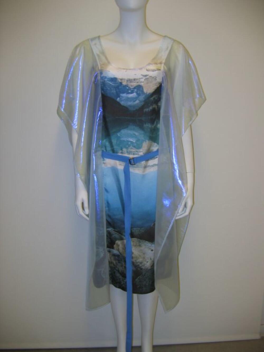 Ensemble bestaande uit japon en riem in blauwe en beige zijde met print