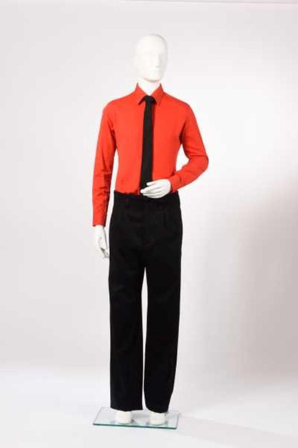 Ensemble bestaande uit zwarte broek, rood overhemd en zwarte, gestreepte stropdas