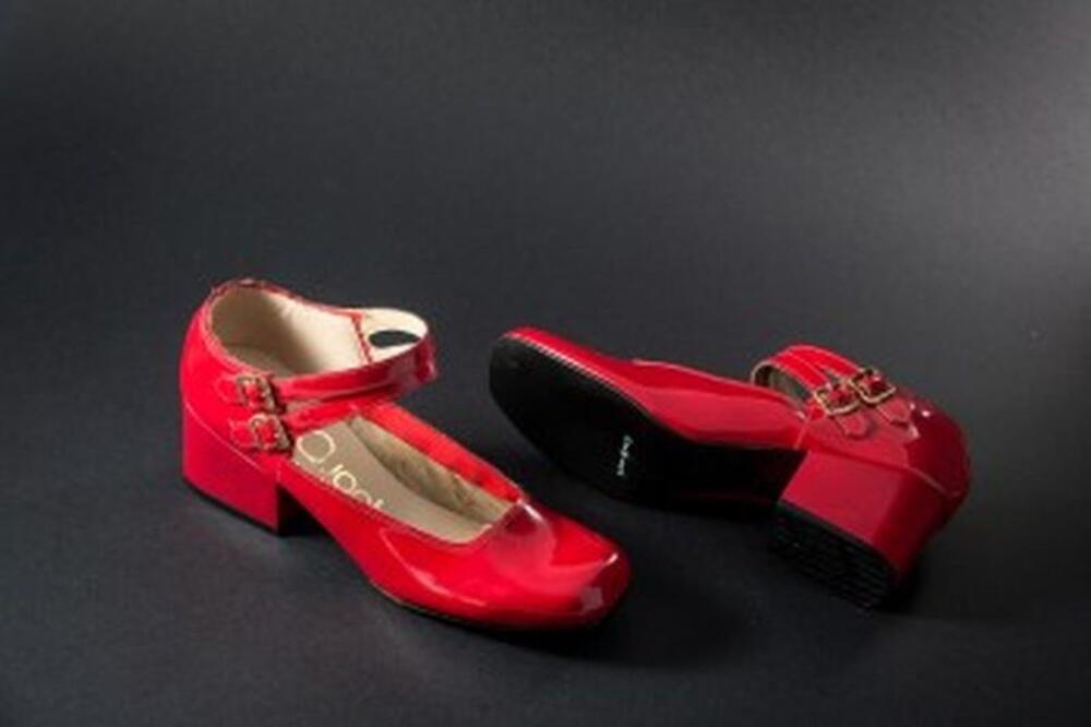 Ensemble bestaande uit rode schoenen met blokhak en dubbel riempje en schoendoos