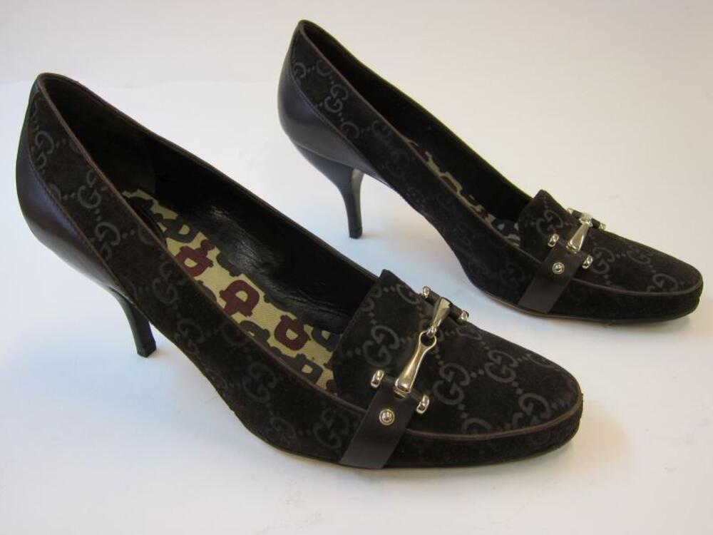Pumps in bruine suède met logo van Gucci