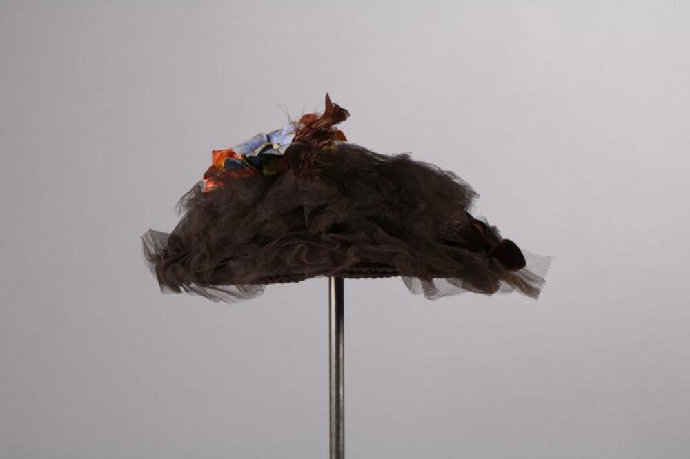 Hoed in paarse bandstro met tule en veelkleurige bloemen