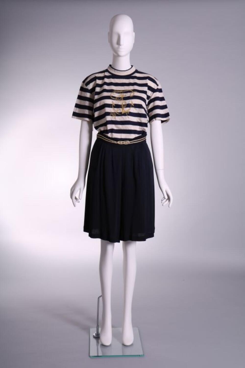 Ensemble bestaande uit een broekrok in donkerblauw tricot en een t-shirt met blauw-ecru strepen