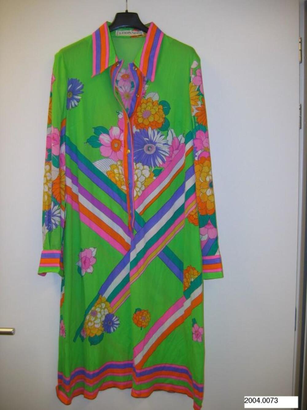 Jurk in felgroene tricot met felkleurde print van bloemen en strepen