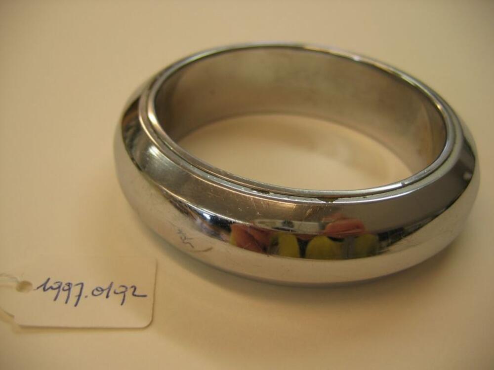 Brede effen armband in wit blinkend metaal