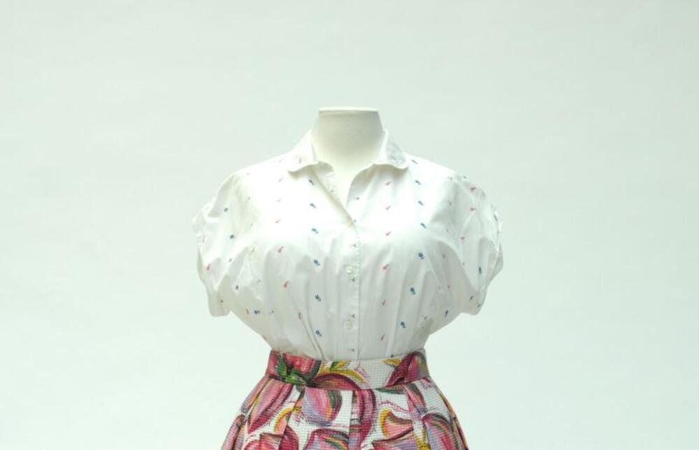 Blouse in witte katoen met geborduurde bloemen
