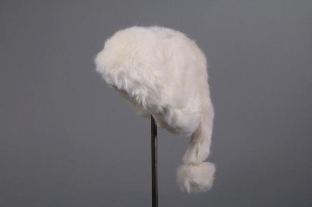 Muts in witte imitatiebont
