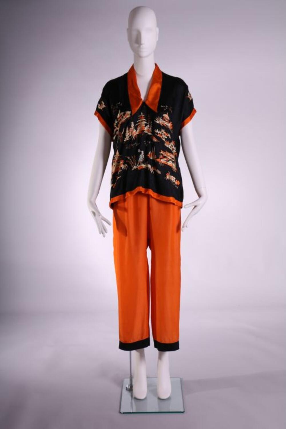 Pyjama bestaande uit broek en blouse in zwarte en oranje zijde